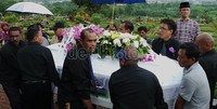 Gerimis mengiringi pemekaman Dr Kace. Rengga Sancaya/detikcom.