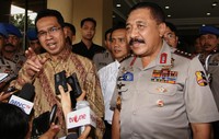 Ketua Komisi Nasional Hak Asasi Manusia (Komnas HAM) Ifdhal Kasim (kiri) bersama Kapolri Jenderal Timur Pradopo memberikan keterangan pers seusai melakukan pertemuan di Mabes Polri Jalan Tronojoyo, Jakarta, Jumat (6/1/2012). Ramses/detikcom.