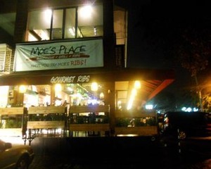 Moes Place, Resto Iga Panggang Nuansa New York 