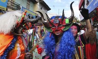 Diablada sebuah tarian setan memeriahkan festival di Ekuador. Reuters/Guillermo Granja.
