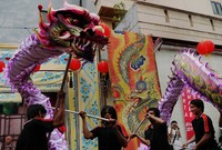 Sebelum teater dipentaskan, atraksi ular naga dan barongsai lebih dahulu menghibur penonton. Rengga Sancaya/detikcom.