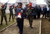 Almarhum dimakamkan secara militer. Parwito/detikcom.