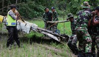 Puing-puing pesawat tersebut digotong oleh sejumlah anggota TNI dan polisi. Parwito/detikcom.