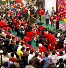 Wow, Ratusan Pengunjung Mall Habiskan Burger