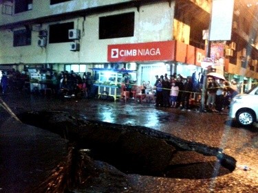 Brukk! Jl Penghibur di Pertigaan Pantai Losari Amblas