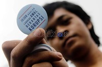 Dalam aksi itu, para peserta aksi membagikan pin kejujuran kepada warga yang melintas di kawasan Bundaran Hotel Indonesia, Jakarta. Hasan Alhabshy/detikcom.