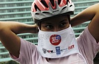 Seorang warga memakai masker kejujuran yang diterimanya. Hasan Alhabshy/detikcom.