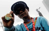 Inilah salah satu pin yang dibagikan kepada warga yang melintas di kawasan Bundaran Hotel Indonesia, Jakarta. Hasan Alhabshy/detikcom.