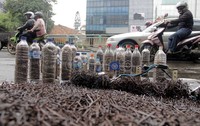 Paku-paku yang sudah berkarat tersebut sengaja disebar oleh orang yang tidak bertanggung jawab agar ban kendaraan yang melintas bocor. Hasan Alhabshy/detikcom.