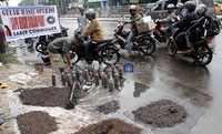 Paku sebanyak 3 kwintal ini sempat membuat para pengendara yang melintas penasaran dan berhenti untuk melihat. Hasan Alhabshy/detikcom.