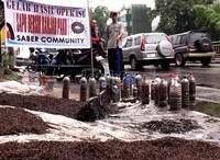 Paku-paku yang dikumpulkan menggunakan magnet ini kebanyakan tampak masih lurus, meski sudah berkarat.