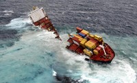 Kapal kargo MV Rena terbelah menjadi dua setelah dihantam ombak setinggi 6 meter. Reuters/Maritime New Zealand/Handout.
