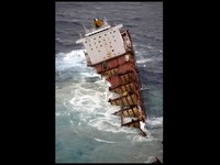 Terbelahnya kapal kini menimbulkan kekhawatiran akan ada lebih banyak tumpahan minyak segar bahan bakar kapal ke perairan sekitar. Reuters/Maritime New Zealand/Handout.