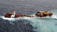 Kapal kargo yang terbelah ini mengangkut 1.000 kontainer. Reuters/Maritime New Zealand/Handout.
