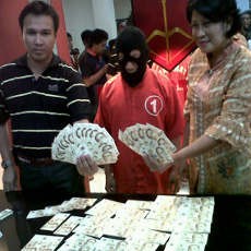 Petani Pengedar Dollar Singapura Palsu Dibekuk