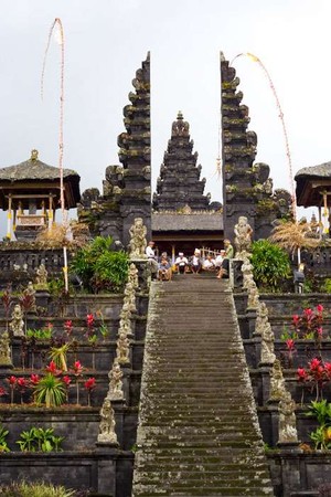 Waduh! Ada Pemerasan di Pura Besakih