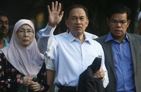 Hasil gambar untuk ANWAR IBRAHIM AKHIRNYA DIBEBASKAN DARI HUKUMAN PENJARA ATAS KASUS SODOMI YANG MENIMPANYA