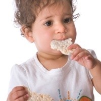 Jangan Biasakan Anak Ngemil Kerupuk