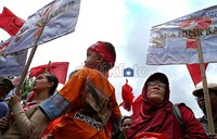 Ibu dan seorang anaknya turut dalam aksi unjukrasa. Rengga Sancaya/detikcom