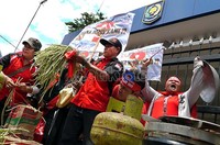 Dalam aksinya mereka juga membawa peralatan masak dan sayur mayur bila mereka menginap di depan kantor Mendagri, Jakarta. Rengga Sancaya/detikcom