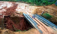 Selain itu, para pengendara harus estra hati-hati saat melintasi jembatan yang terbuat dari batang kayu.