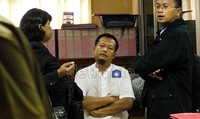 Keenam terdakwa yang bekerja di bagian restoran tersebut yaitu Heri, Wahyu, Rafli, Arif, Karna dan Sandar bersikukuh bahwa dirinya tidak bersalah. Rengga Sancaya/detikcom.