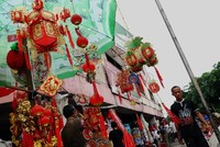 Berbagai aksesoris seperti lampion, patung dewa, bunga-bungaan musim semi, kertas angpao, guci, hio, lilin merah, hingga pakaian China banyak dijual di sana. Rengga Sancaya/detikcom.