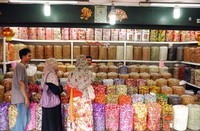 Tidak hanya warga Tionghoa, masyarakat non Tionghoa pun membeli makanan khas China. Rengga Sancaya/detikcom.