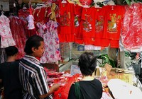 Pengunjung memilih pakaian untuk menyambut Imlek. Rengga Sancaya/detikcom.