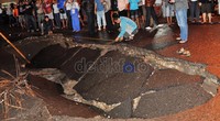 Di bawah jalan amblas terdapat saluran air yang tembus ke pantai Losari.