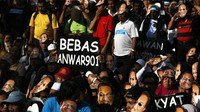 Para pendukung Anwar. Dalam putusannya, hakim memiliki sejumlah pertimbangan, di antaranya tak meyakini bukti sampel DNA Saiful. Reuters/Samsul Said.