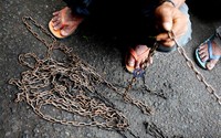 Rantai besi yang memasung hidup Jambrong menjadi kendali utama yang mengakibatkan dia tidak bisa hidup bebas.