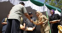 Kunjungan tersebut juga dalam rangka pemberian bantuan pemerintah kepada salah satu desa tertinggal di perbatasan Indonesia-Malaysia. (Humas Menko Kesra)