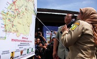 Bupati Sambas Juliarti memberikan penjelasan mengenai rencana pembangunan dusun. (Humas Menko Kesra)
