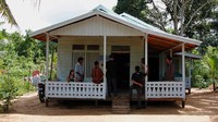 Salah satu contoh rumah hasil bantuan dari pemerintah di Dusun Camar Bulan. (Humas Menko Kesra)