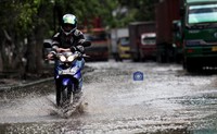 Banjir rob terjang jalan Lodan, Jakarta Utara.