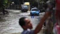 BMKG memberi peringatan banjir merata di Jakarta pada bulan Januari hingga Februari karena curah hujan yang tinggi.