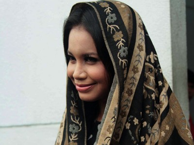 Gaya Rossa Berkerudung