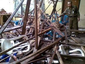 Diduga Lapuk, Balai Pertemuan Kelurahan di Pacitan Ambruk