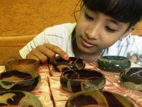 Gelang Cantik Berbahan Limbah Kain Batik Merambah Malaysia
