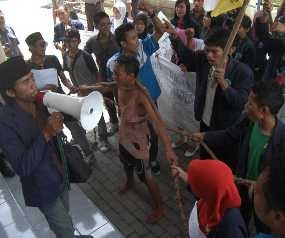 Demo Lambannya APBD, Seorang Mahasiswa Kepergok Bawa Bensin