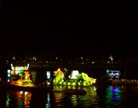 Sungai Martapura semarak dipenuhi kerlap-kerlip lampion dari puluhan jukung hias Sungai Martapura semarak dipenuhi kerlap-kerlip lampion dari puluhan jukung hias
