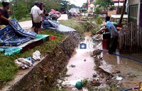 Warga membersihkan lumpur bekas banjir yang berada di dalam rumah mereka. Robert/detikNews.