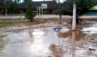 Banjir bercampur lumpur yang menerjang rumah warga mirip air bah lantaran datangnya secara tiba-tiba. Tercatat 6 RT mengalami banjir paling parah seperti RT 3, RT 5, RT 6, RT 7, RT 9, RT 11 serta RT 12. Robert/detikNews.