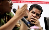 Sekjen KPA Idham Khalid memperhatikan pemaparan Anggota Komnas HAM Ridha Saleh. Menurut Ridha, sejak awal berdirinya Komnas HAM, laporan konflik tanah bermula dari tumpang tindih peraturan dan ketidakjelasan hak tanah masyarakat, pengusaha dan negara.