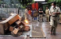 Puluhan kandang unggas seperti ayam dan burung merpati di bakar petugas. Pemerintah menyatakan pengendalian dampak flu burung dilakukan secara serius.