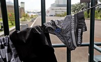 Sebuah kolor dijemur di pagar gerbang DPR. Tidak ada reaksi dari DPR terhadap aksi yang berjalan hampir satu bulan ini.