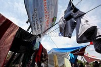 Aksi ini dibiarkan pihak DPR serta petugas kepolisian. Padahal, dalam aksi lain, polisi biasanya sangat galak untuk pendemo yang hendak menginap di DPR seperti ini.