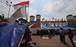 DPR Jadi Comberan dan Jemuran Kolor
