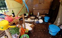 Sudut pagar DPR dijadikan dapur umum untuk memasak.